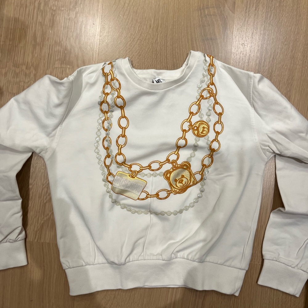 Moschino Chic White Sweatshirt with Gold Chain Design